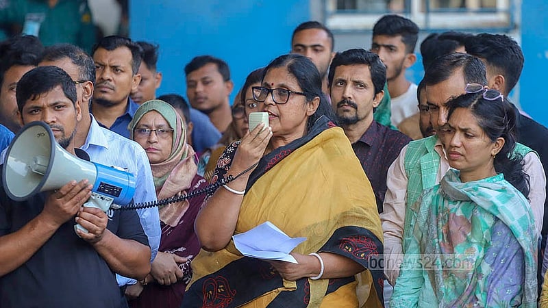 মহাখালীর আমতলী মোড়ে শিক্ষার্থীদের সঙ্গে কথা বলেন সরকারি তিতুমীর কলেজের অধ্যক্ষ অধ্যাপক শিপ্রা রানী মণ্ডল