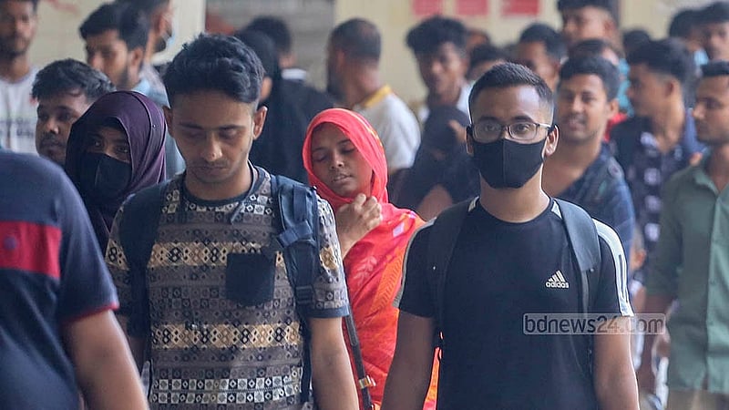 কোভিড সংক্রমণ ঠেকাতে যাত্রীদের স্বাস্থ্যবিধি অনুসরণের অনুরোধ জানিয়েছে রেলপথ মন্ত্রণালয়। কিন্তু মঙ্গলবার কমলাপুর রেলওয়ে স্টেশনে যাত্রীদের মধ্যে খুব একটা সচেতনতা দেখা যায়নি