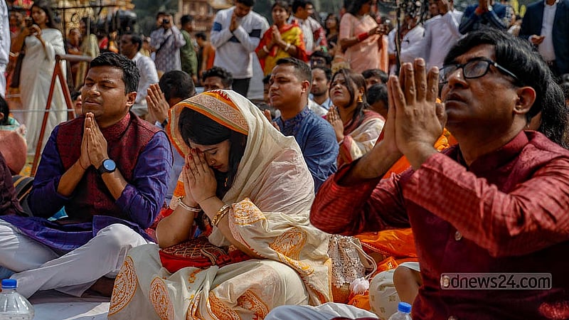 ঢাকা বিশ্ববিদ্যালয়ের জগন্নাথ হলের মাঠে সরস্বতী পূজার মণ্ডপে ভক্তকূল