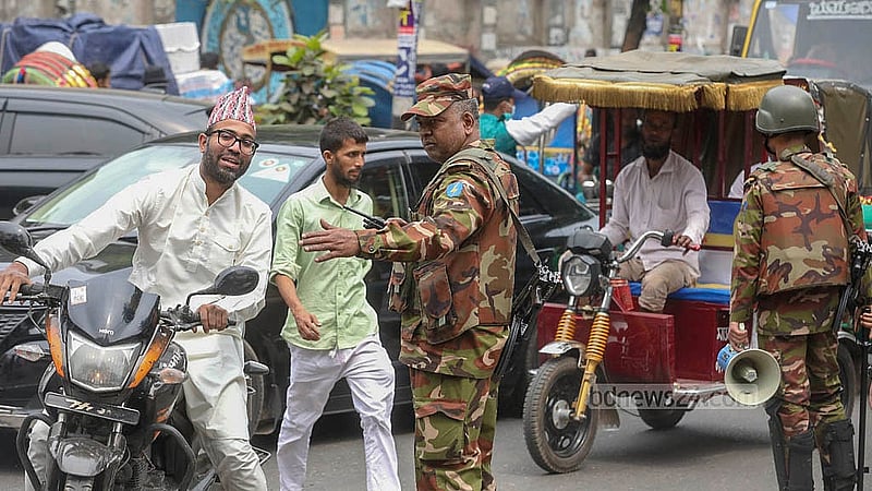 রাজধানীর আজিমপুর এলাকায় শুক্রবার যৌথবাহিনীর চেকপোস্ট