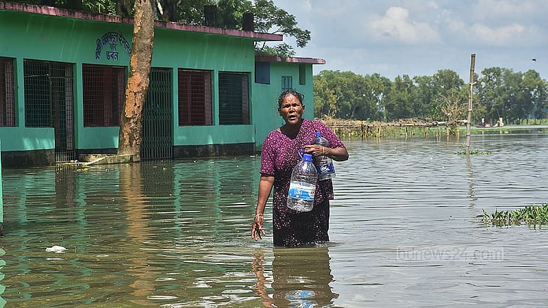 বন্যার অষ্টম দিনেও ফেনীর বিরলী বাজার এলাকার বিরলী সরকারী প্রাথমিক বিদ্যালয়ে আশ্রয় নেওয়া এক নারী সুপেয় পানির খোঁজে
