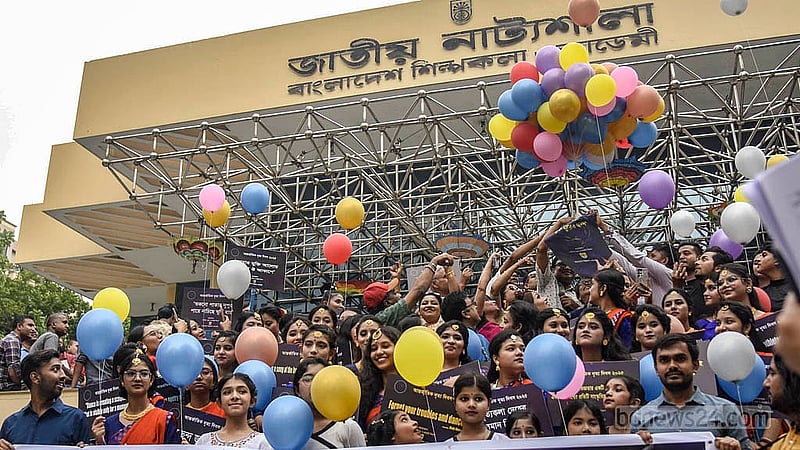 বাংলাদেশ শিল্পকলা একাডেমিতে মঙ্গলবার ‘মুক্ত সুরের ছন্দ’ নৃত্যানুষ্ঠান উদ্বোধন করেন অতিথিরা।