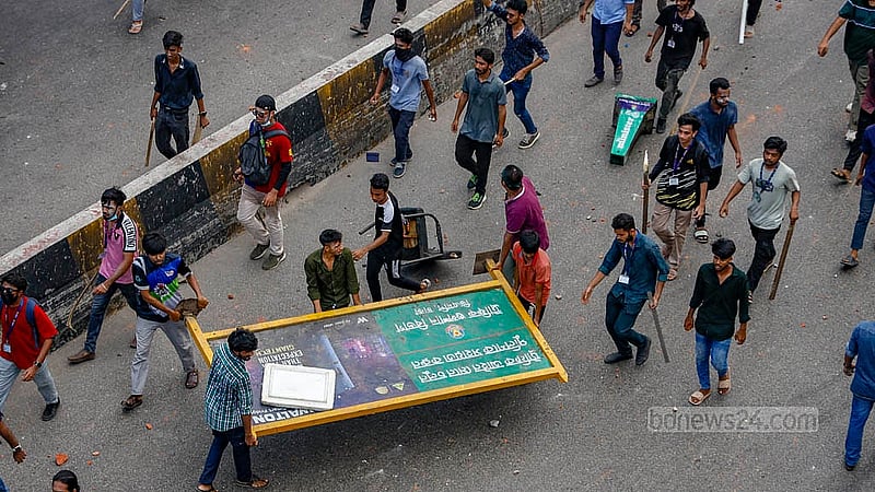 ঢাকার মহাখালী রেলগেট এলাকায় বৃহস্পতিবার পুলিশের ছাউনি থেকে শুরু করে হাতের কাছে শিক্ষার্থীরা যা পেয়েছে সেটিকেই ঢাল বানিয়েছে শিক্ষার্থীরা