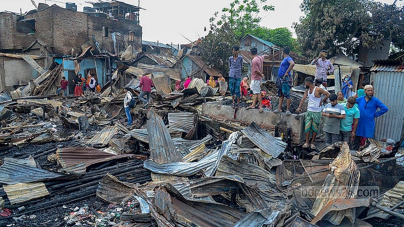 মিরপুরের ভাসানটেক বস্তিতে রোববার সন্ধ্যায় লাগা আগুনে পুড়ে যাওয়া প্রায় ৩০০ ঘরের বাসিন্দাদের দিন কাটছে খোলা আকাশের নিচে।