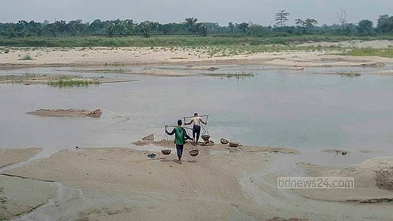 পঞ্চগড়ের তেঁতুলিয়া উপজেলার মহানন্দা ও ডাহুক নদীর পাথর সংগ্রহ করে জীবিকা চলে স্থানীয় অনেক মানুষের