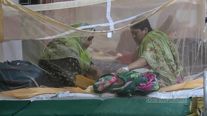 হাসপাতালে প্রতিদিন বাড়ছে ডেঙ্গু রোগী। চিকিৎসার জন্য রাজধানীর মুগদা হাসপাতালে ভর্তি হচ্ছেন অনেকেই