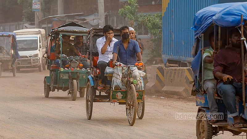 রিকশায় করে গন্তব্যে যাওয়ার পথে মুখে ঢাকা ছাড়া আশুলিয়া সড়কে চলা যায় না