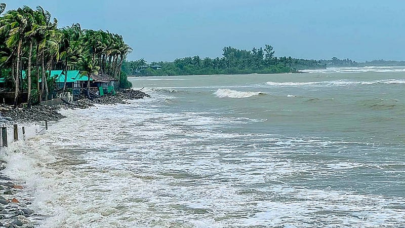 নিম্নচাপ ও অমাবস্যার প্রভাবে উত্তাল রয়েছে সাগর। জোয়ারের পানি স্বাভাবিকের চেয়ে ১ থেকে ৩ ফুটের বেশি উচ্চতায় প্রবাহিত হওয়ায় বিশাল আকৃতির ঢেউ আছড়ে পড়ছে সেন্ট মার্টিনে