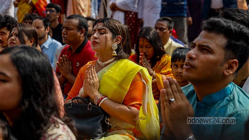ঢাকা বিশ্ববিদ্যালয়ের জগন্নাথ হলের মাঠে সরস্বতী পূজার মণ্ডপে ভক্তকূল