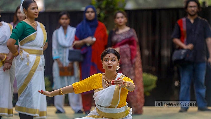 ফ্লো ফেস্টের দ্বিতীয় দিন বিকালে গুলশানে বিচারপতি সাহাবুদ্দিন আহমদ পার্কে শাস্ত্রীয় নৃত্য উপভোগ করেন দর্শনার্থীরা