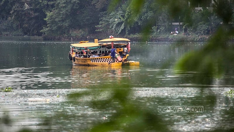 গুলশান লেকে ভাসা পলিথিন ও আবর্জনা ওয়াটার ট্যাক্সির ইঞ্জিনের পাখায় আটকে যাওয়ায় ভোগান্তি পোহাতে হচ্ছে চালকদের