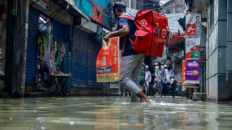 দীর্ঘ সময় ধরে জলাবদ্ধতার যন্ত্রণায় আছেন পুরান ঢাকার বংশালের আব্দুল হাদী লেনের বাসিন্দারা। ময়লা পানি মাড়িয়ে তাদের যাতায়াত করতে হচ্ছে