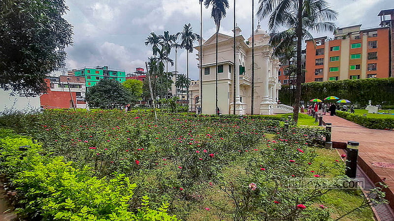 রোজ গার্ডেন সংস্কার করে ভেতরে নতুন করে তৈরি করা হয়েছে তিনটি গোলাপ বাগান