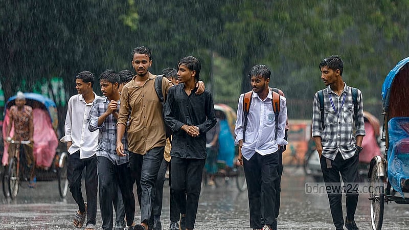 ঢাকা বিশ্ববিদ্যালয় ক্যাম্পাসে বৃহস্পতিবার বৃষ্টিতে ভিজে ভিজে বাড়ির পথে শিক্ষার্থীরা