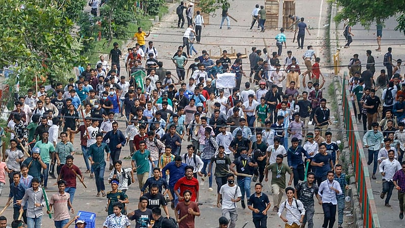 রাজধানীর সায়েন্স ল্যাবরেটরি এলাকায় মঙ্গলবার দুপুরে কোটা আন্দোলনকারীরা লাঠিসোঁটা হাতে ছাত্রলীগের কর্মীদের ধাওয়া করেন
