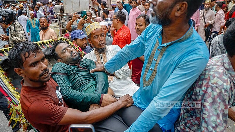 জাতীয় প্রেস ক্লাবের সামনে থেকে রিকশায় করে ঢাকা মেডিকেল কলেজ হাসপাতালের জরুরি বিভাগে নেওয়া হয় এবতেদায়ী মাদ্রাসার কয়েকজন শিক্ষককে। পুলিশের লাঠিচার্জ ও জলকামানে আহত হন তারা