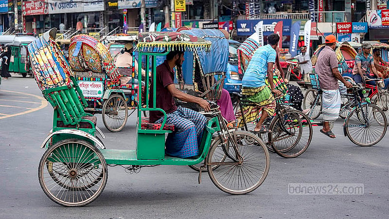 ঢাকা-মাওয়া মহাসড়কের প্রবেশদ্বার দোলাই পাড় মোড় একমুখী হলেও তা মানছেন না ব্যটারিচালিত রিকশা চালকরা। উল্টোপথে রিকশা নিয়ে দাপিয়ে বেড়াচ্ছেন চালকরা