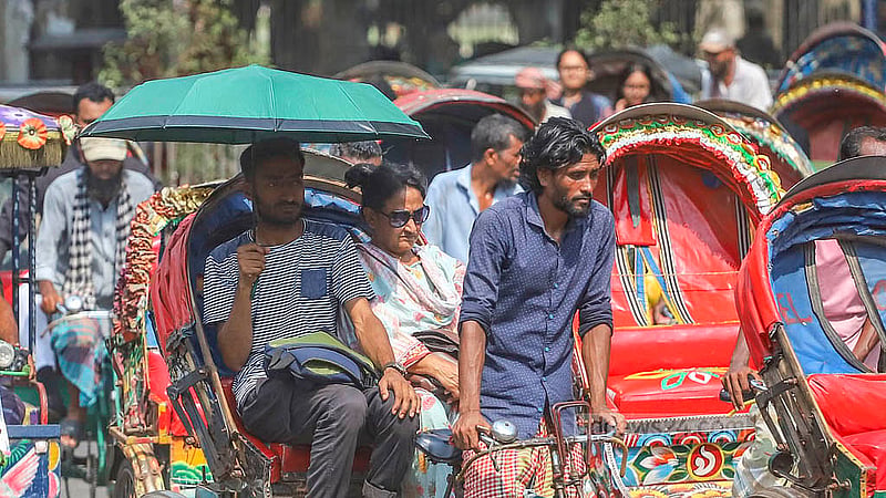 রোদ থেকে রক্ষা পেতে রাস্তাঘাটে অনেক নগরবাসীই ছাতা ব্যবহার করছেন