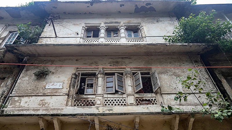 স্যার সলিমুল্লাহ মেডিকেল কলেজ মিটফোর্ড হাসপাতালের এ ভবনটি ‘ঝুঁকিপূর্ণ’। ব্যবহার অনুপোযোগী হলেও সেখানে স্বাস্থ্য সেবা, ব্যাংকিং কার্যক্রম ও ওপরের তলায় হাসপাতালের স্টাফরা থাকছেন