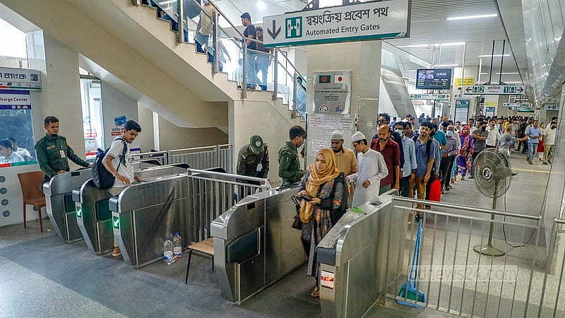 মেট্রোরেলে যাত্রা শেষে মতিঝিল স্টেশনের প্লাটফর্ম থেকে বের হচ্ছেন যাত্রীরা। ঢাকার খামারবাড়ি এলাকায় রোববার বিয়ারিং প্যাড পড়ে একজনের প্রাণহানির পরদিন পুরো পথে চলাচল করছে দ্রুতগতির এ বাহন
