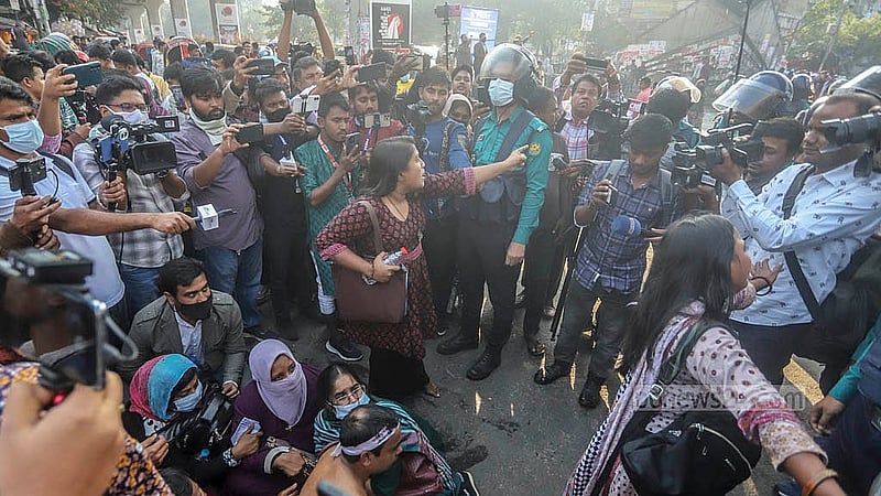 প্রাথমিক বিদ্যালয়ের সহকারী শিক্ষক পদে বাতিল হওয়া নিয়োগ ফিরে পাওয়ার দাবিতে সোমবার রাজধানীর শাহবাগ মোড় অবরোধ করে বিক্ষোভ করেন ঢাকা ও চট্টগ্রাম বিভাগের প্রার্থীরা