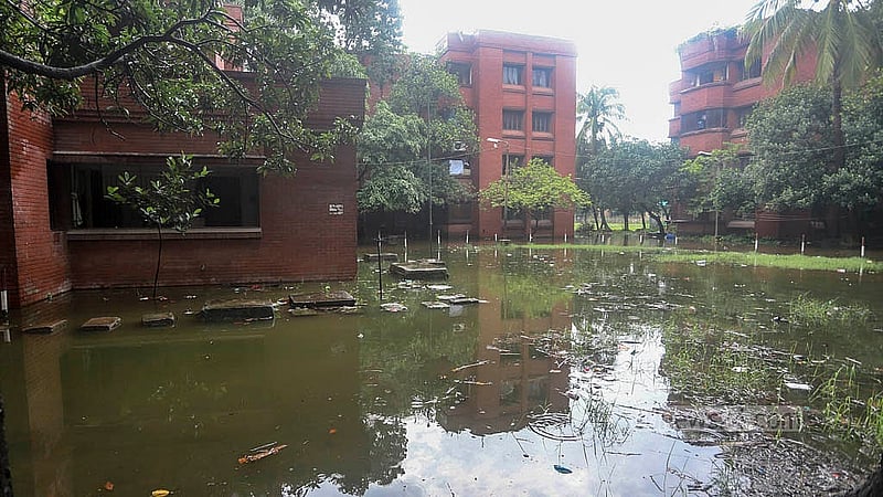 বৃষ্টির কারণে মাতুয়াইল শিশু-মাতৃ স্বাস্থ্য ইনস্টিটিউট স্কুল ও কলোনিতে জমেছে হাঁটু সমান পানি