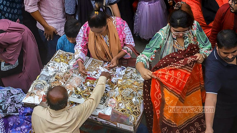মতিঝিল আইডিয়াল স্কুল অ্যান্ড কলেজের সামনে হলিডে মার্কেটে নারী ক্রেতাই বেশি