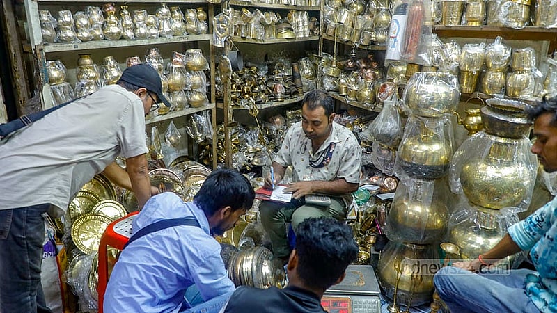 দুর্গাপূজা উপলক্ষে শাঁখারিবাজারের একটি দোকানে কেনাকাটা সারছেন সনাতন ধর্মাবলম্বীরা