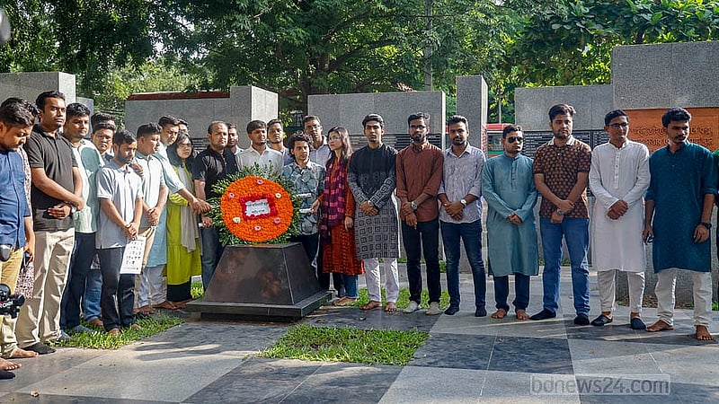 একাত্তরের শহীদদের স্মৃতি ফলক ‘স্মৃতি চিরন্তনে’ ফুলেল শ্রদ্ধা নিবেদন করে ডাকসু নির্বাচনের প্রচার শুরু করে ছাত্রদল