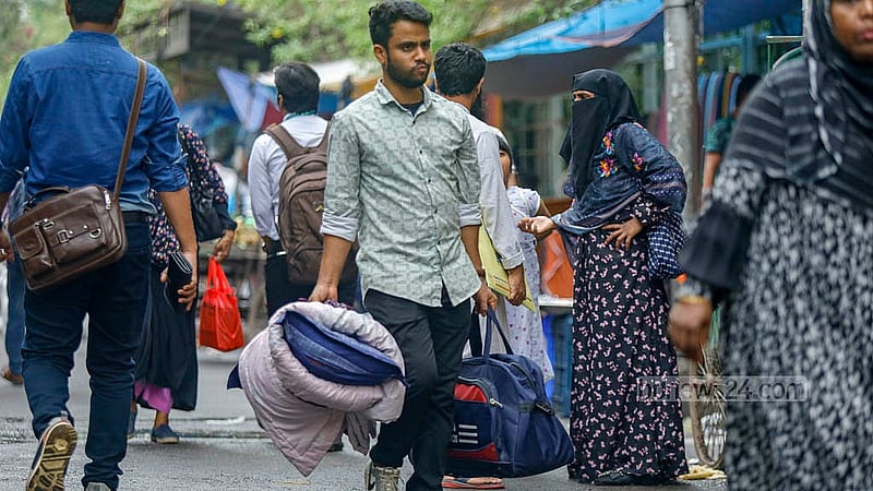 ঢাকা বিশ্ববিদ্যালয়ের শিক্ষার্থী শাহরিয়ার আলম সাম্য হত্যার বিচারের দাবিতে বৃহস্পতিবার সকাল থেকে শাহবাগ মোড়ে ছাত্রদল কর্মীদের অবস্থানের কারণে বিপাকে পড়ে এ পথে চলাচলকারী মানুষ