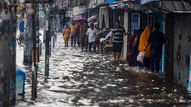 ঢাকার মিরপুরে রোডের নূরজাহান মার্কেটের সামনের ফুটপাত তলিয়ে যায় শুক্রবার সকালের বৃষ্টিতে