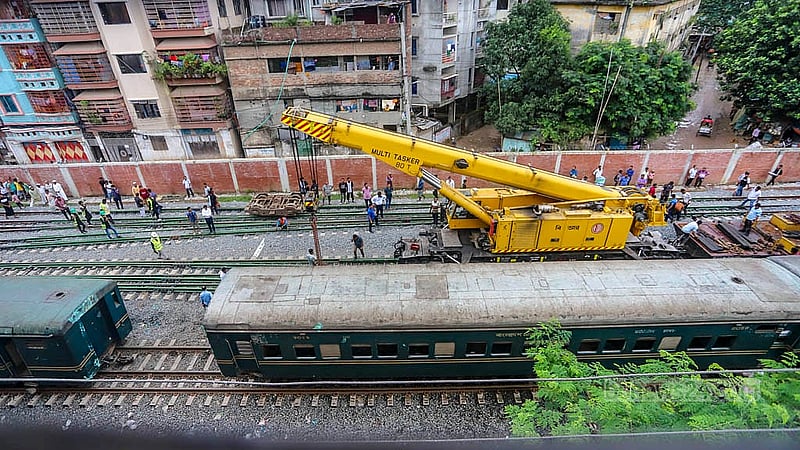 ঢাকার গোপীবাগে বৃহস্পতিবার সকালে লাইনচ্যুত নারায়ণগঞ্জ কমিউটার ট্রেন সরানোর কাজ করছে উদ্ধারকারী ট্রেন