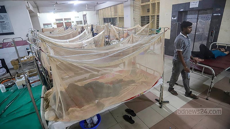 রাজধানীর মুগদা মেডিকেল কলেজ হাসপাতালের ডেঙ্গু ওয়ার্ডে রোগীদের রাখা হয়েছে মশারির ভেতর। শনিবার তোলা।  তোলা