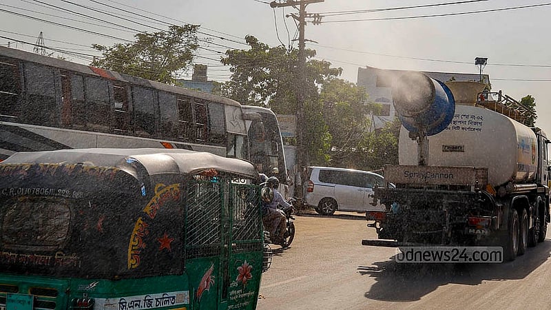 ঢাকা উত্তর সিটি করপোরেশনের ‘ওয়াটার ক্যানন’ দিয়ে পানি ছিটানোর সময় যানটির পেছনে পেছনে ছুটতে থাকেন চালকরা
