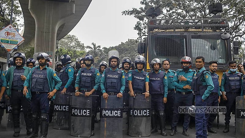 আউটসোর্সিং কর্মচারী কল্যাণ পরিষদের সদস্যদরা চাকরি স্থায়ীকরণের দাবিতে শনিবার জাতীয় প্রেস ক্লাবের সামনে সড়ক অবরোধ করলে পুলিশও সেখানে অবস্থান নেয়।