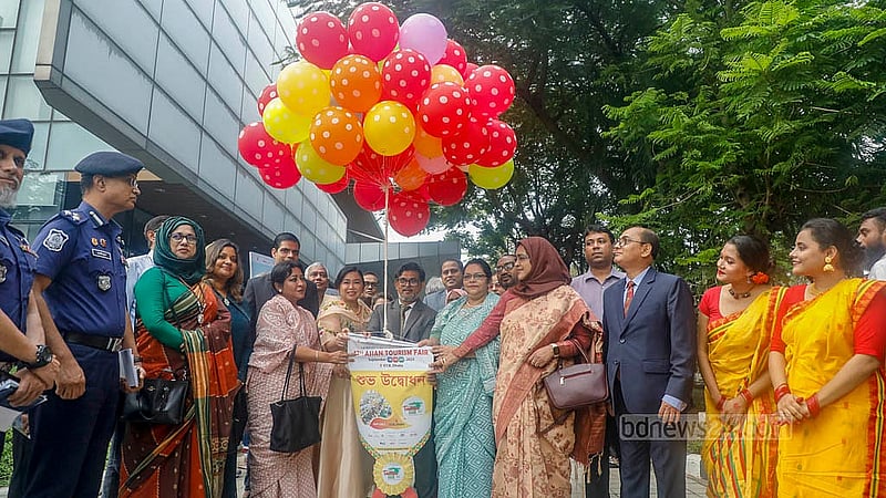 ঢাকার ইন্টারন্যাশনাল কনভেনশন সিটি বসুন্ধরায় বৃহস্পতিবার বেলুন উড়িয়ে ও ফিতা কেটে ১২তম এশিয়ান ট্যুরিজম ফেয়ারের উদ্বোধন করা হয়