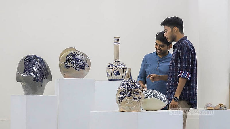 চারুকলা অনুষদের জয়নুল গ্যালারিতে ‘ডেলফট ব্লু সিরামিক’ প্রদর্শনী ঘুরে দেখছেন দর্শনার্থীরা