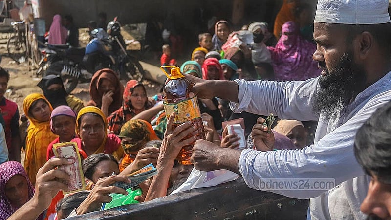 ৩২০ টাকায় ২ লিটার সয়াবিন তেল ও ২ কেজি মসুর ডাল দিচ্ছে টিসিবি। এই বাজারের চেয়ে ২৫০ টাকা কমে পাওয়ার আশায় টিসিবির ট্রাক ঘিরে ভিড় করছে মানুষ