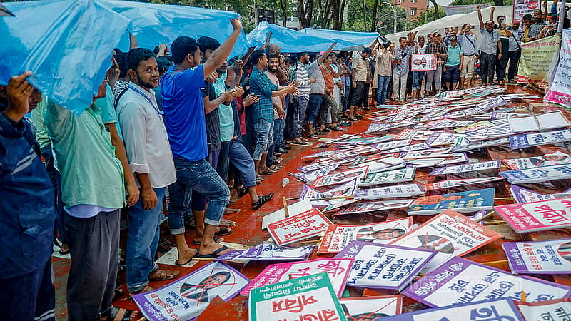 নিম্নচাপের কারণে ঢাকাসহ দেশের বিভিন্ন এলাকায় বৃহস্পতিবার সকাল থেকে একনাগাড়ে বৃষ্টি ঝরছে। এর মধ্যেই নিজেদের পলিথিন-ত্রিপলে মুড়ে কেন্দ্রীয় শহীদ মিনারে দাবিদাওয়া নিয়ে অবস্থান করছেন পল্লী বিদ্যুৎ সমিতির কর্মীরা