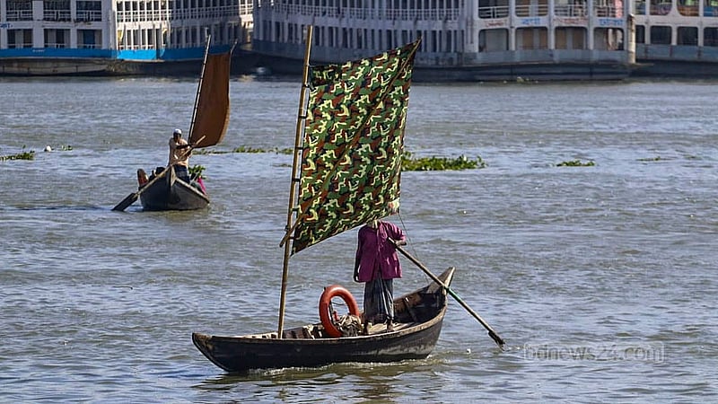 কেরানীগঞ্জে বুড়িগঙ্গার মিল ব্যারাক ঘাট এলাকায় মঙ্গলবার পালতোলা নৌকা নিয়ে ছুটছেন মাঝিরা।