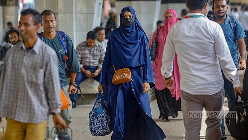 ঢাকার কমলাপুর রেলওয়ে স্টেশনে বৃহস্পতিবার ট্রেন উঠতে হেঁটে যাচ্ছেন এক নারী