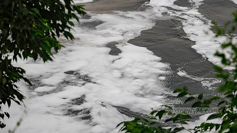 মিরপুর বেড়িবাঁধের গোড়ানচটবাড়ী স্লুইস গেইট দিয়ে প্রতিনিয়ত কারখানার বর্জ্য মিশছে তুরাগ নদীতে