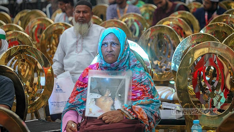 জুলাই গণঅভ্যুত্থান দিবস উদযাপনে ঢাকার মানিক মিয়া অ্যাভিনিউয়ে আন্দোলনে নিহত সন্তানের