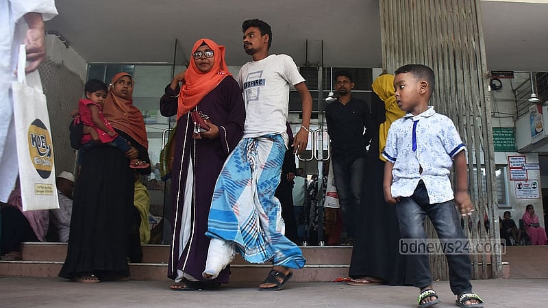 চিকিৎসকদের কর্মবিরতির কারণে বুধবার সকালে চট্টগ্রাম মেডিকেল কলেজ হাসপাতালের বহির্বিভাগে চিকিৎসা না পেয়ে রোগীদের চলে যেতে দেখা যায়