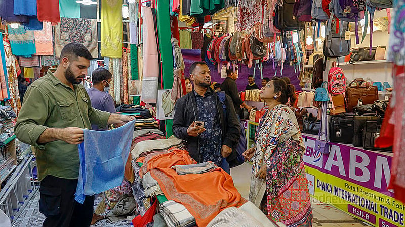 আন্তর্জাতিক বাণিজ্য মেলায় শুক্রবার কাশ্মীরের একটি স্টলে শাল দেখছেন ক্রেতারা