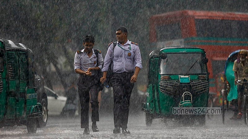 ঢাকা বিশ্ববিদ্যালয়ে এলাকায় বুধবার দুপুরে বৃষ্টিতে দুই শিক্ষার্থী ভিজছেন নিজেদের মত করে