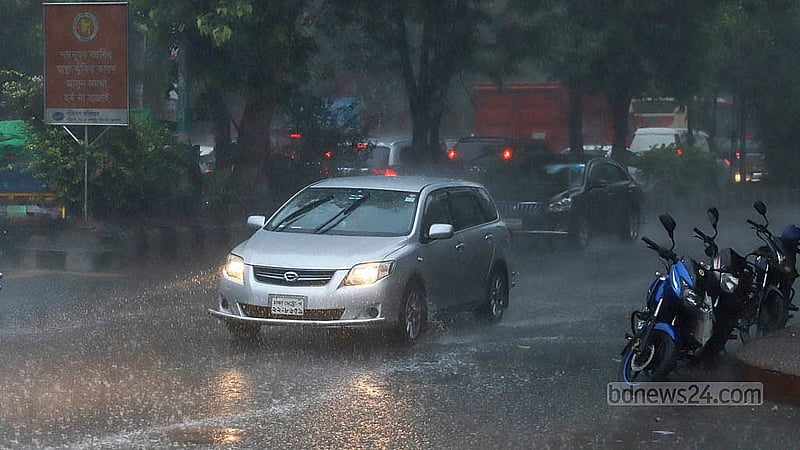 রাজধানীতে বুধবার দুপুরের বৃষ্টির মধ্যে গাড়িগুলোকে হেডলাইট জ্বালিয়ে চলতে দেখা যায়। ডিএমপি কার্যালয়ের সামনে থেকে তোলা