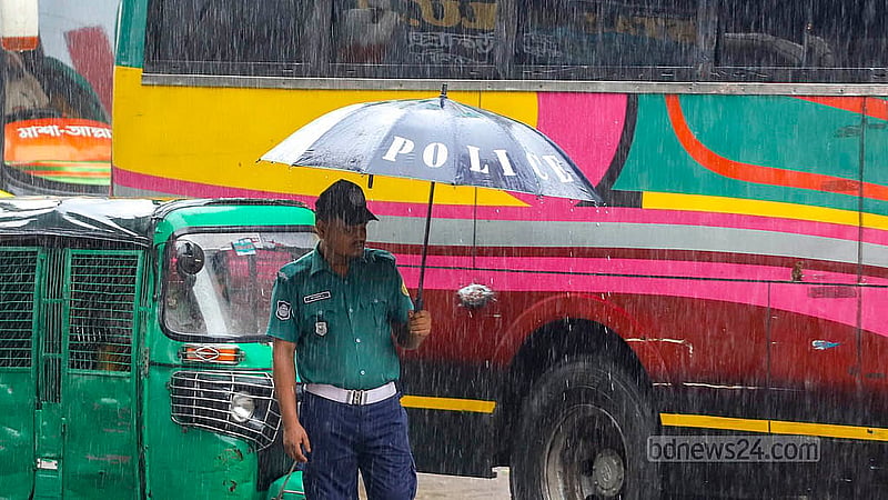 রাজধানীর সায়েদাবাদ এলাকায় বৃষ্টির মধ্যে ট্রাফিক পুলিশের সঙ্গী হয়েছে ছাতা