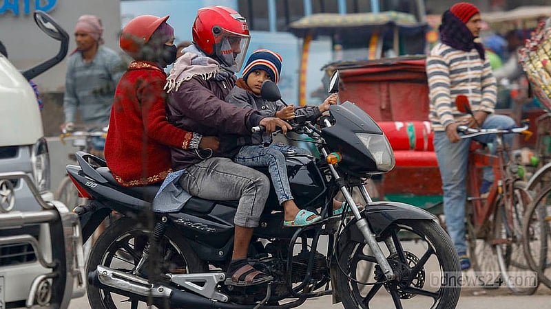ঢাকায় দুদিন ধরে তীব্র শীতে কাহিল নগরবাসী। বাসার বাইরে বের হতে পড়তে হচ্ছে মোটা গরম কাপড়