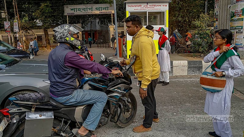 ঢাকা বিশ্ববিদ্যালয়ের প্রবেশপথ শাহবাগ মোড়ের পুলিশ বক্সের সামনে ব্যারিকেড দেওয়া হয়েছে